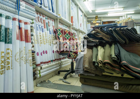 Textile Shop Verkauf von verschiedenen Stoffen für traditionelle Kleidung, Anzüge. Im Souk von Doha, Katar. Stockfoto