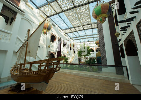 Ein Holzmodellschiff in einem Atrium eines Hotels mit Dachfenstern in Doha, Katar. Stockfoto