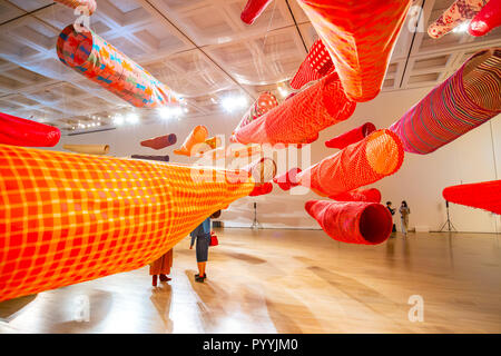 Tokyo, Japan - 26 April 2018: Japanische Karpfen Windsack angezeigt an der National Art Center in Roppongi Hills Stockfoto