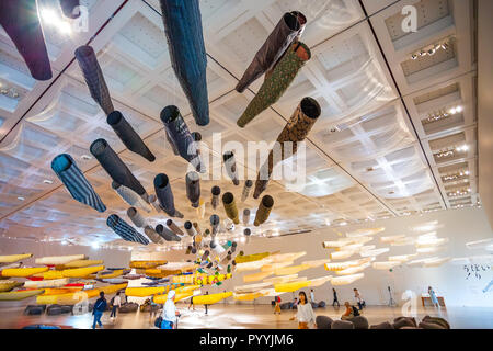 Tokyo, Japan - 26 April 2018: Japanische Karpfen Windsack angezeigt an der National Art Center in Roppongi Hills Stockfoto