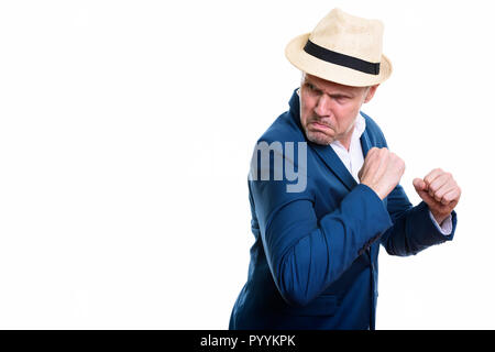 Studio shot der verärgerten reife Geschäftsmann auf der Suche wieder bereit zu fi Stockfoto