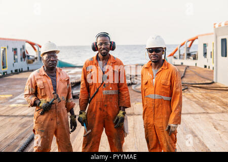 Seemann AB oder bootsmann an Deck von Offshore Boot oder Schiff. Stockfoto