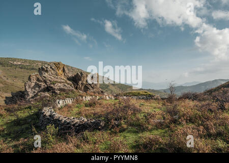 Stone Circle und Felsvorsprung am Col de San Colombano im Balagen Region Korsika Stockfoto