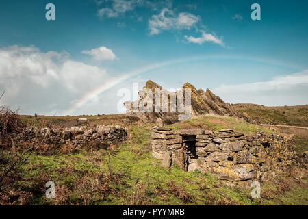 Regenbogen über einem alten Gebäude aus Stein in der Nähe von einem Felsvorsprung am Col de San Colombano in der Balagne Korsika Stockfoto