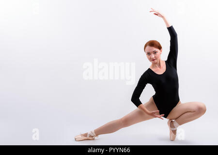 Voller Körper geschossen von Frau Ballet Dancer down posiert auf dem Boden Stockfoto