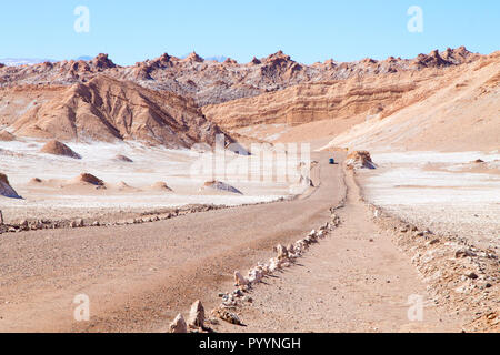 Chilenische Landschaft, unbefestigte Straße auf das Tal des Mondes. Chile panorama Stockfoto