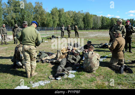 Die rest. Ukrainische Soldaten stehen und auf dem Boden nach der Ausbildung. Oktober 18, 2018. Novo-Petrivtsi Militärbasis, Ukraine Stockfoto