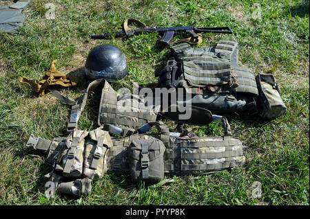 Kalaschnikow Sturmgewehr, Helme der Soldat und zählt zur Festlegung auf einen Masseschluss. Oktober 18, 2018. Novo-Petrivtsi Militärbasis, Ukraine Stockfoto