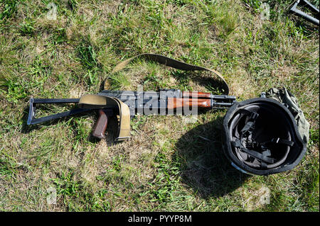 Kalaschnikow Sturmgewehr, Helme der Soldat und zählt zur Festlegung auf einen Masseschluss. Oktober 18, 2018. Novo-Petrivtsi Militärbasis, Ukraine Stockfoto