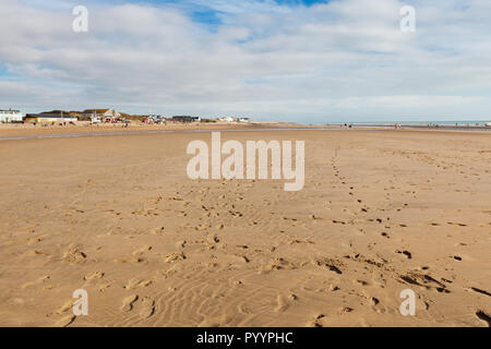 Camber Sands, Sandstrand im Dorf Sturz in der Nähe von Rye, East Sussex, England, nur Sand dune System in East Sussex. Blick auf die Dünen, Gras Stockfoto