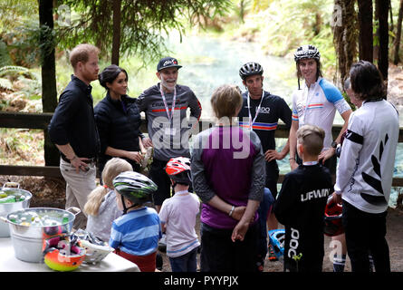 Der Herzog und die Herzogin von Sussex (links) mit Vertretern der lokalen Radtouren Gemeinschaft während eines Besuchs in Redwoods Baum Laufen und Mountainbiken Showcase in Rotorua, Neuseeland, am vierten Tag der Tour ist das königliche Paar von Neuseeland. Stockfoto