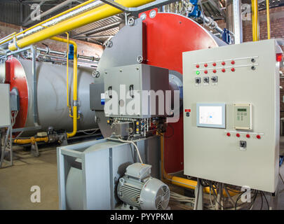 Die moderne industrielle Heizraum mit Kompressor Ausrüstung. Bedienfeld Stockfoto