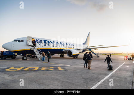 Dublin, Irland - 12. November 2017: Die Passagiere sind an Bord auf Ryanair Boeing 737-800 Flugzeug im Runaway des Dubliner Flughafen kurz vor dem Start Stockfoto