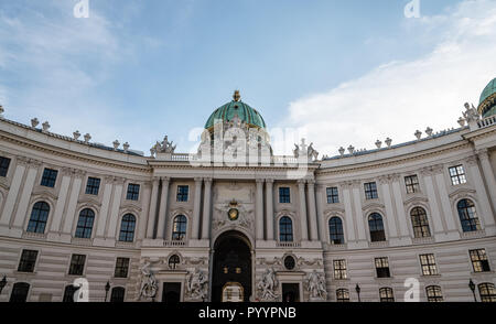 Wien, Österreich - 16. August 2017: Fassade zu St. Michael Platz der Hofburg. Es ist der Sitz der Macht der Habsburger Dynastie. Stockfoto