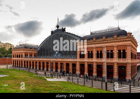 Madrid, Spanien - 27. Oktober 2018: Außenansicht des alten Bahnhof Atocha bei Sonnenaufgang. Stockfoto