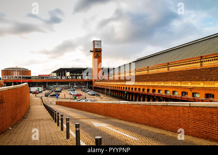 Madrid, Spanien - 27. Oktober 2018: Außenansicht des alten Bahnhof Atocha bei Sonnenaufgang. Stockfoto