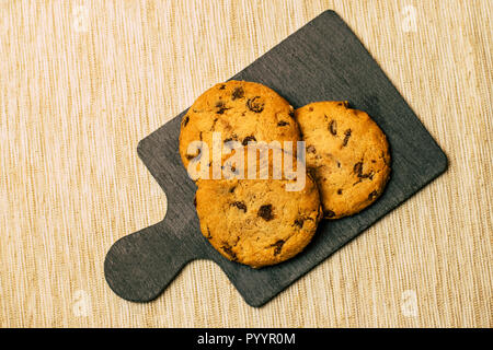 Chocolate Chip Cookies auf weißem Blech. Stockfoto