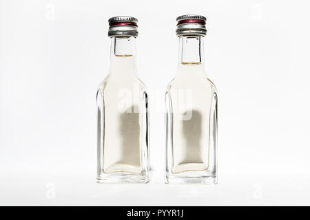 Zwei Flaschen vintage Alkohol mit Schatten in der Form des Staats zwei junge Männer. Stockfoto