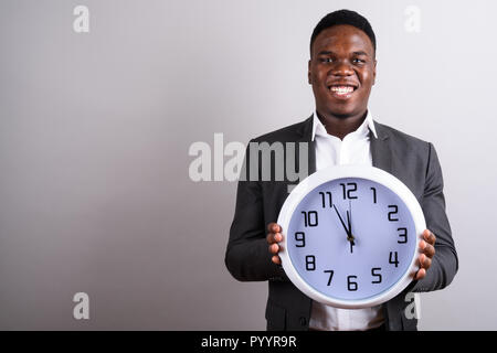 Junge afrikanische Unternehmer tragen Klage gegen den weißen Hintergrund Stockfoto