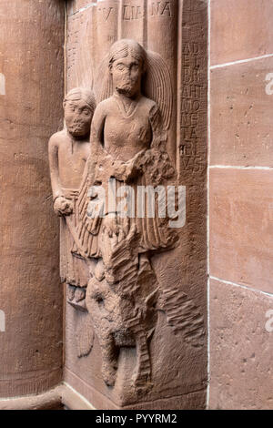 Worms, Dom St. Peter, Ostchor, verzierte Wandvorlage an der Nordseite, Juliana-Relief mit Engel und Teufel Stockfoto