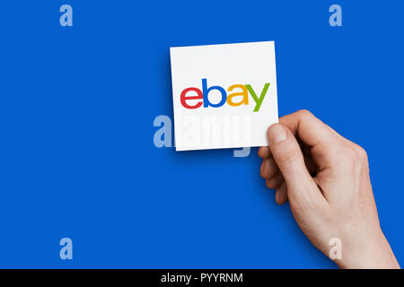 LONDON, Großbritannien - 30 Oktober 2018: Hand Ebay Logo. Ebay ist ein Online Marktplatz Stockfoto