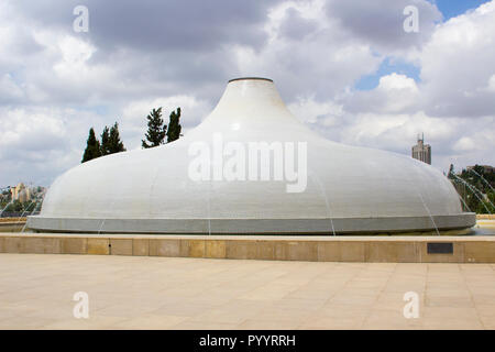 9. Mai 2018 der Schrein des Buches Dome Brunnen im Israel Museum in Jerusalem, das die Schriftrollen vom Toten Meer in Qumran am Toten Meer wil gefunden Stockfoto