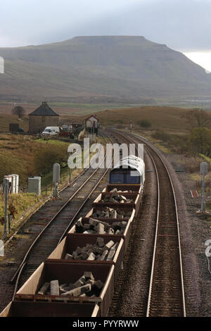 Ingenieure Zug mit alten Sleeper, Schiene, Ballast in Waggons, blea Moor auf Carlisle Railway, die am 30. Oktober 2018, Ingleborough in Distanz zu vereinbaren. Stockfoto