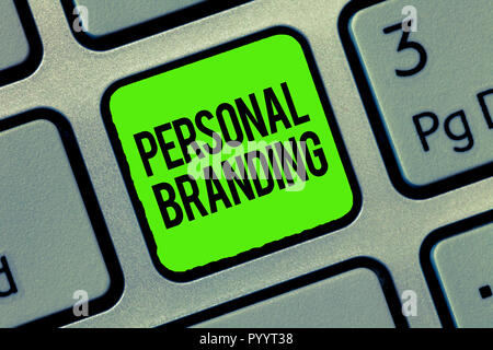 Schreiben Hinweis anzeigen Personal Branding. Business Photo Marketing präsentieren sich und ihre Karrieren als Marken. Stockfoto