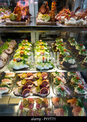 Verschiedene open-face-Sandwiches in der Food Hall in Kopenhagen, Dänemark. Stockfoto