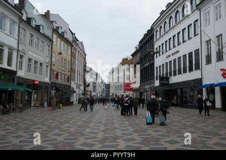 Die Einkaufsmöglichkeiten an Amagertorv Straße in Kopenhagen, Dänemark im Winter. Stockfoto