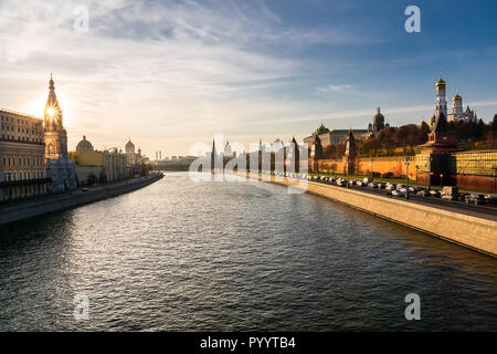 Moskau, Russland - Oktober, 22, 2018: Ein Blick auf den Kreml, Moskau Fluss, Ufer und die Innenstadt aus dem Bolschoj Moskvoretsky Brücke. Stockfoto