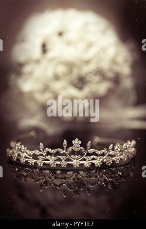 Schöne Hochzeit Krone. Diadem auf dem bouqete braunen Hintergrund Stockfoto