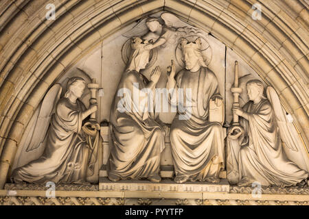 Paris - Marias Krönung, Tympanon der Sainte Chapelle, 1239 gebaut, auf der Ile de la Cite Stockfoto