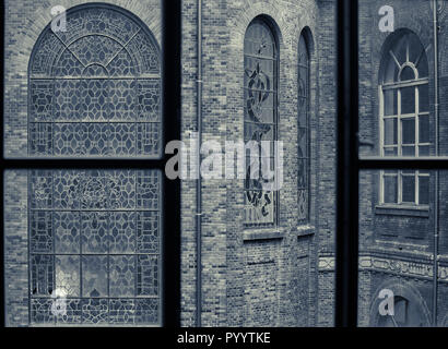 Windows auf den Innenhof des alten Gesetzes Universität Valladolid mit dem berühmten Glasfenster, Spanien. Stockfoto