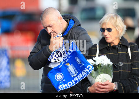 Ein Ventilator zahlt seinen Respekt am Leicester City Football Club. Stockfoto