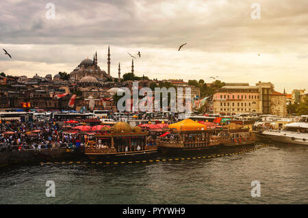 ISTANBUL, Türkei - 30. MAI 2015: Luftaufnahme von überfüllten Straße Markt am Bosporus mit Pier, Boote und Verkehr im Hintergrund. Suleymani Stockfoto