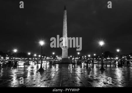 Paris, Frankreich. Place de la Concorde in Paris bei Nacht. In der Mitte des Platzes steht Riese ägyptischer Obelisk mit Hieroglyphen dekoriert. Stockfoto