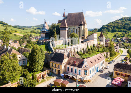 Stadt und Birthälm Birthälm lutherischen evangelischen Wehrkirche in Hermannstadt County, Siebenbürgen, Rumänien. Luftaufnahme. Biserica fortificată din Birthälm Stockfoto