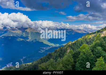 Berglandschaft gegen bewölkt blauer Himmel in Krasnaja Poljana Sotschi Stockfoto