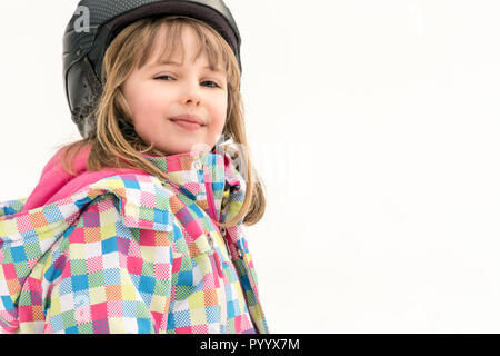 Winter Portrait von einem kleinen Mädchen mit Ski Helm beim Skifahren Lektion Stockfoto