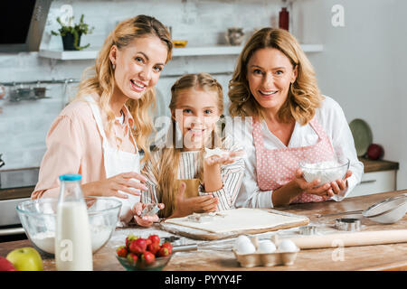 Schöne glücklich drei Generationen von Frauen, die Teig für Cookies zu Hause Stockfoto