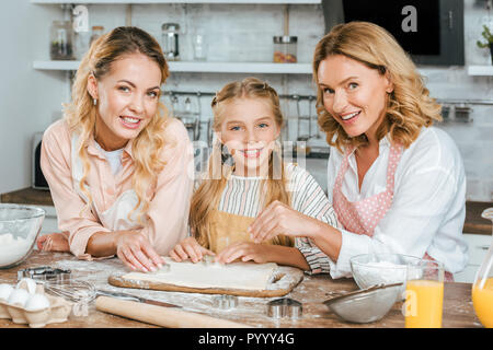 Schöne glücklich drei Generationen von Frauen Teig zusammen zu Hause und suchen an Kamera Stockfoto