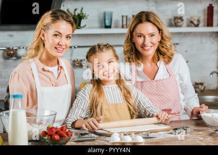 Schönen lächeln drei Generationen von Frauen Teig zusammen zu Hause und suchen an Kamera Stockfoto
