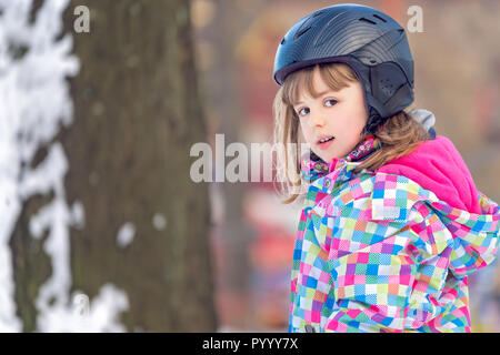 Winter Portrait von einem kleinen Mädchen mit Ski Helm beim Skifahren Lektion Stockfoto