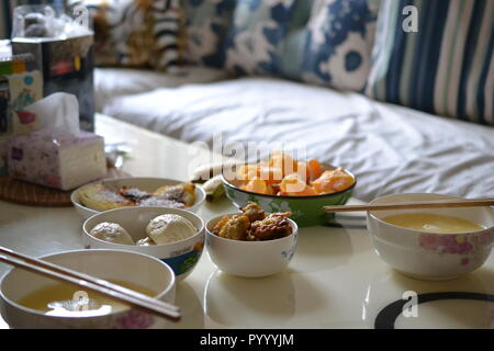 Im chinesischen Stil, hausgemachtes Frühstück im Wohnzimmer, Shaanxi, China Stockfoto