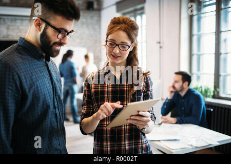 Porträt des Architekten Diskussion im Amt Stockfoto