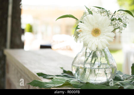 Im Sommer Garten zivile Hochzeit mit Blumen Blumensträuße für Verbindung Service eingerichtet. Stockfoto