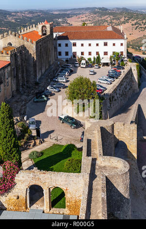 Palmela, Portugal. Castelo de Palmela Schloss mit Historischen Hotel der Pousadas de Portugal und Igreja de Santiago Kirche Stockfoto