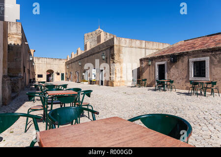 Palmela, Portugal. Museum und Geschäfte im Inneren der mittelalterlichen Burg Castelo de Palmela Stockfoto