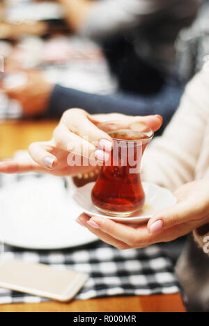 Trinken türkischen Kaffee in kleinen Gläsern closeup Stockfoto